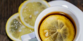 Почему лимон нельзя класть в горячий чай: популярная ошибка, которая вредит здоровью - today.ua