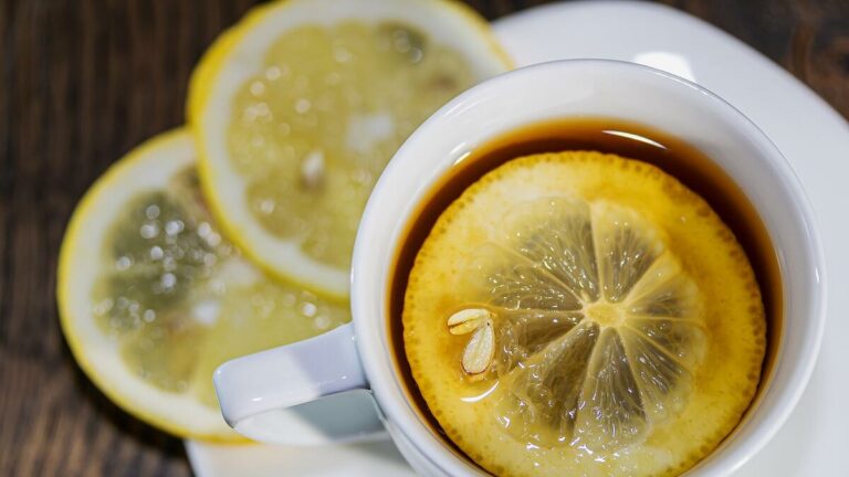 Почему лимон нельзя класть в горячий чай: популярная ошибка, которая вредит здоровью - today.ua