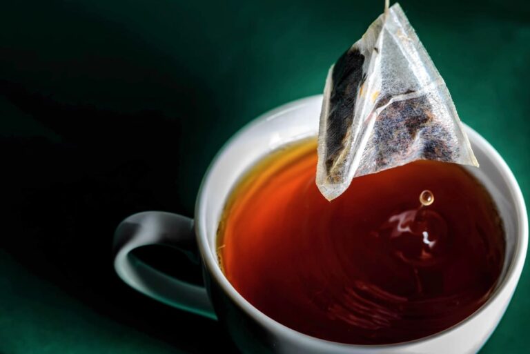 Как сделать чай в пакетиках вкуснее: простой лайфхак при заваривании напитка - today.ua