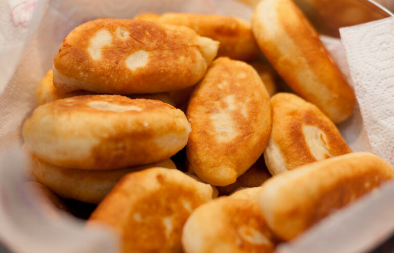 Швидке тісто для смажених пиріжків на кефірі за 10 хвилин: рецепт як у бабусі - today.ua