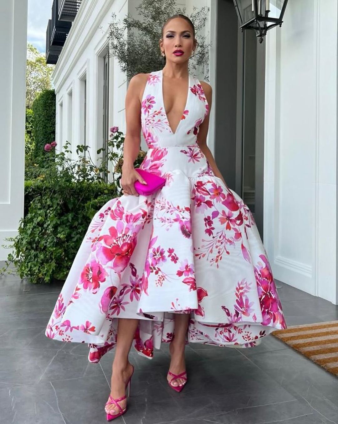Декольте до талии и цвет фуксии: Дженнифер Лопес в трендовом платье произвела фурор 