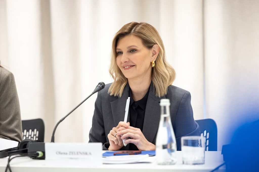 У золотих сережках-краплях та костюмі графітового кольору: новий образ Олени Зеленської