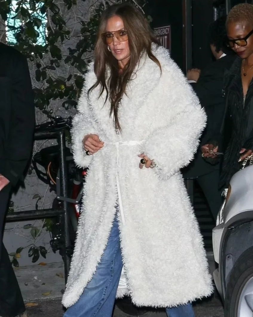 Дженнифер Лопес вышла в свет в самом модном пальто - тренд зимы 2024