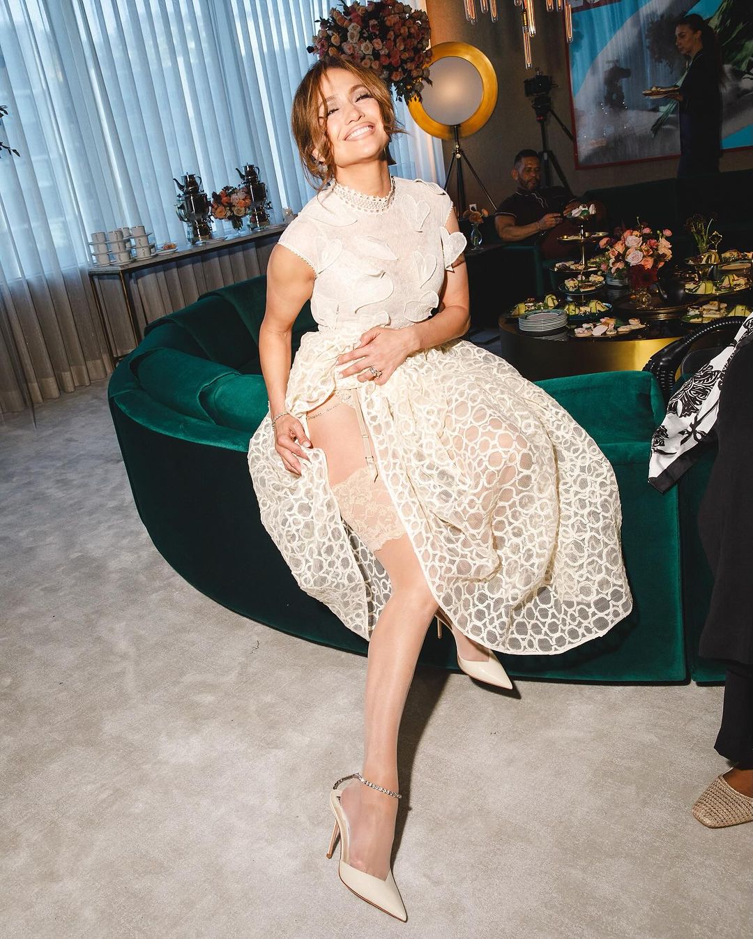 Дженнифер Лопес засветила самое модное белье с кружевами и стразами - тренд 2024 года