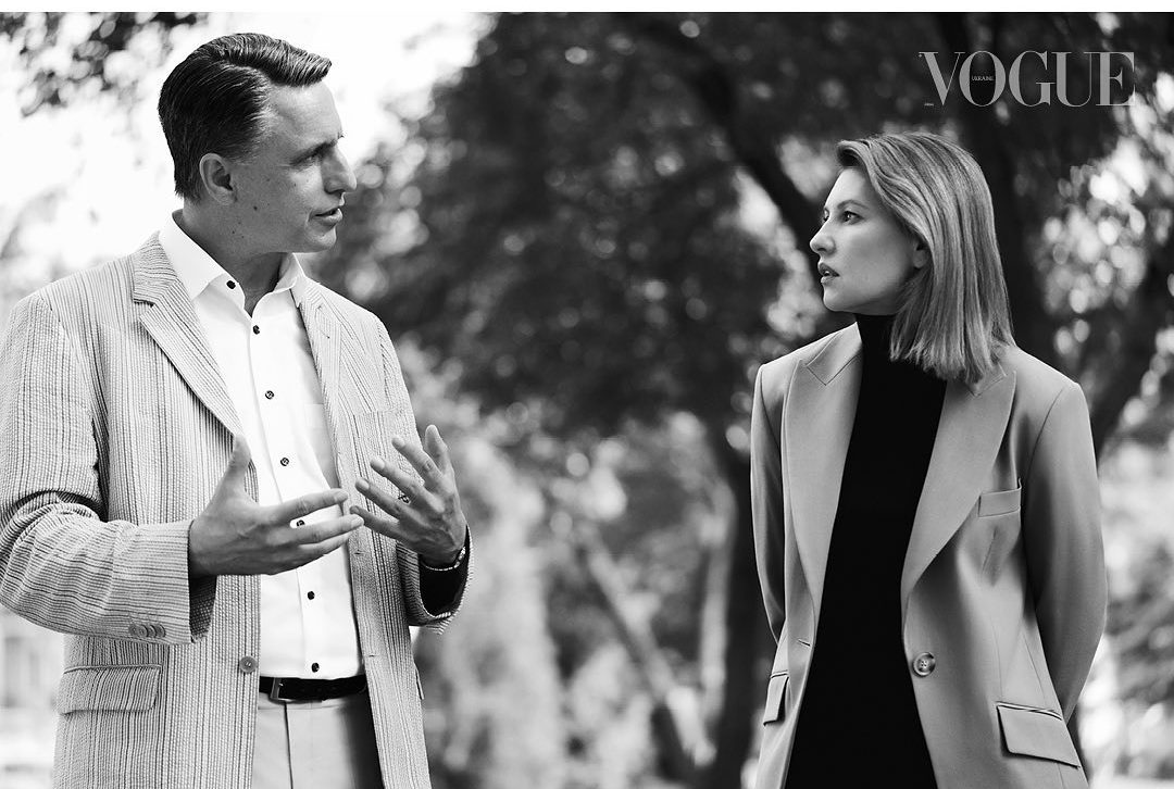 У кремовій блузі та брюках зі стрілками: новий образ Олени Зеленської для Vogue