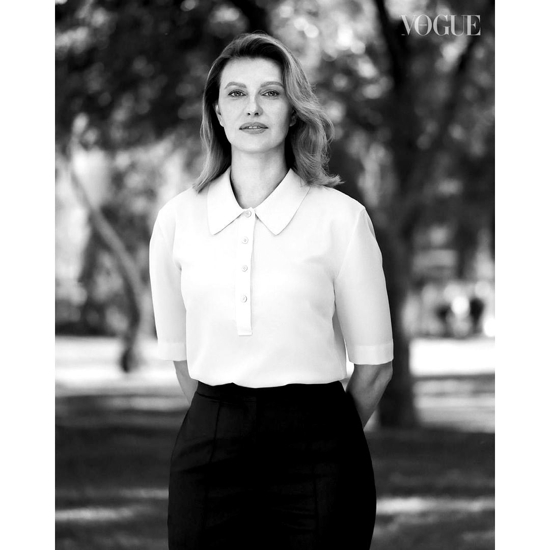 В кремовой блузе и брюках со стрелками: новый образ Елены Зеленской для Vogue 