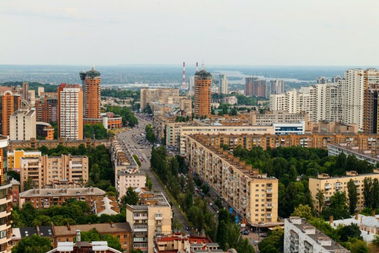 Стало відомо, як новий курс долара в Україні вплине на вартість житла: прогноз експертів - today.ua