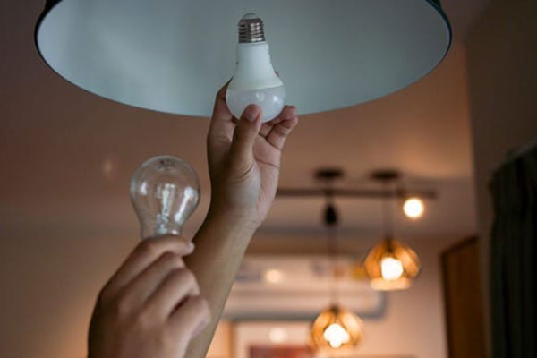 Українці ще можуть отримати безкоштовні LED-лампочки на зиму: як подати заявку