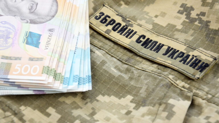 В Україні змінили порядок виплат деяким військовим: Зеленський підписав закон - today.ua