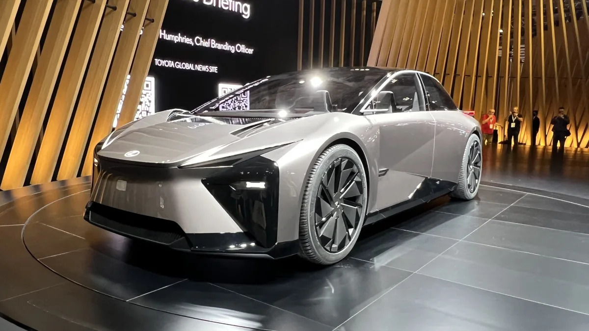 В Токио показали новый электромобиль Lexus LF-ZC