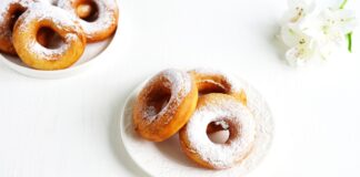 Пончики в мікрохвильовці: рецепт швидкого десерту за 5 хвилин - today.ua