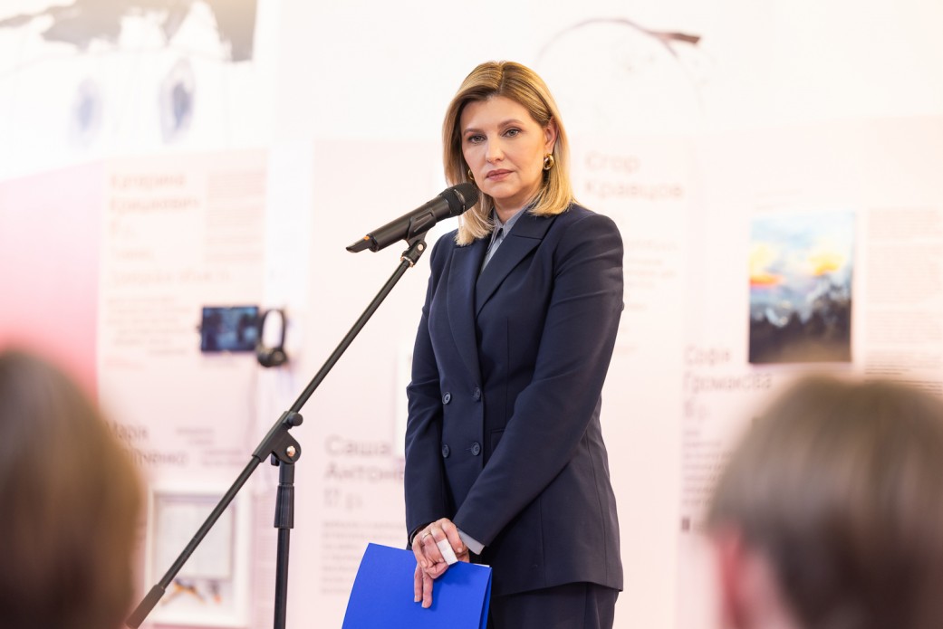 У синьому костюмі і з трендовою зачіскою: новий образ Олени Зеленської - today.ua