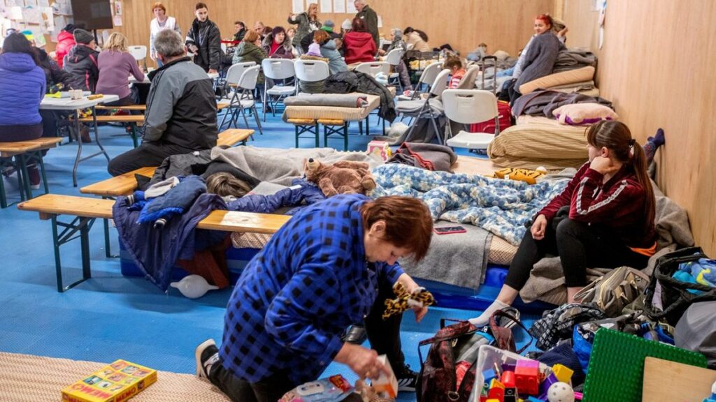 Українські біженці масово ринули в одну зі скандинавських країн: центри екстреного прийому переповнені