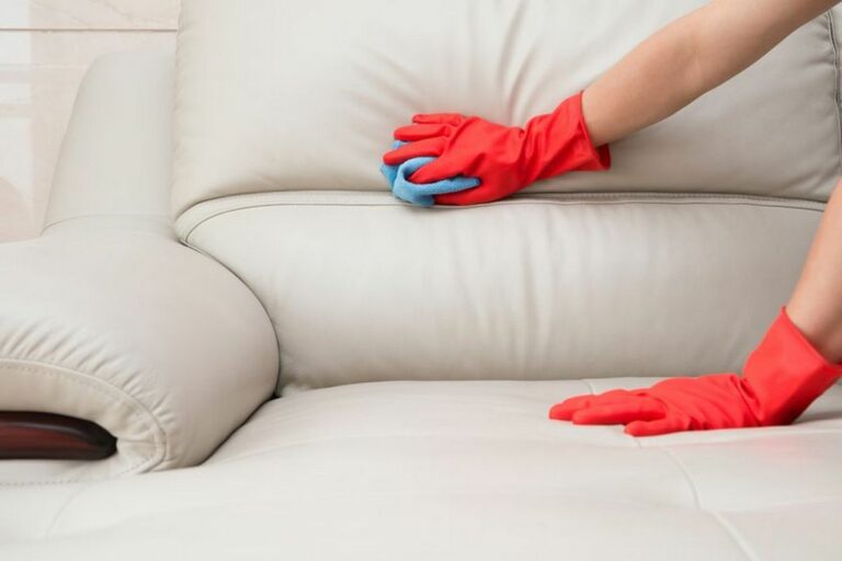 Названы три простых способа отмыть диван от пятен и грязи своими руками - today.ua