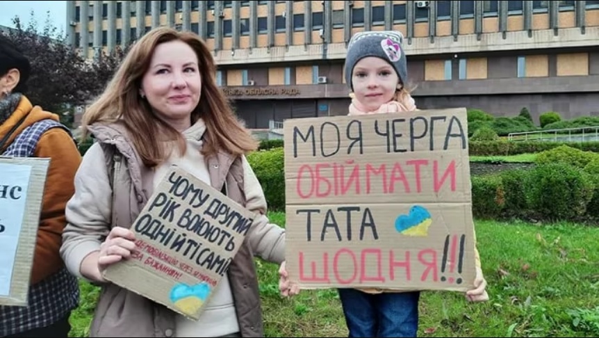 Українки вимагають демобілізації їхніх чоловіків, які вже давно на фронті 