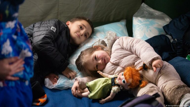 В Україні виплачують 10 тис. грн на дітей: хто може отримати допомогу, і як оформити заявку  - today.ua