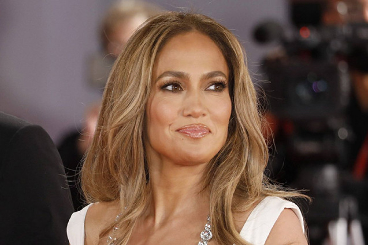 Кольору шампань та з рюшами: Дженніфер Лопес показала трендову сукню для зустрічі Нового року - today.ua