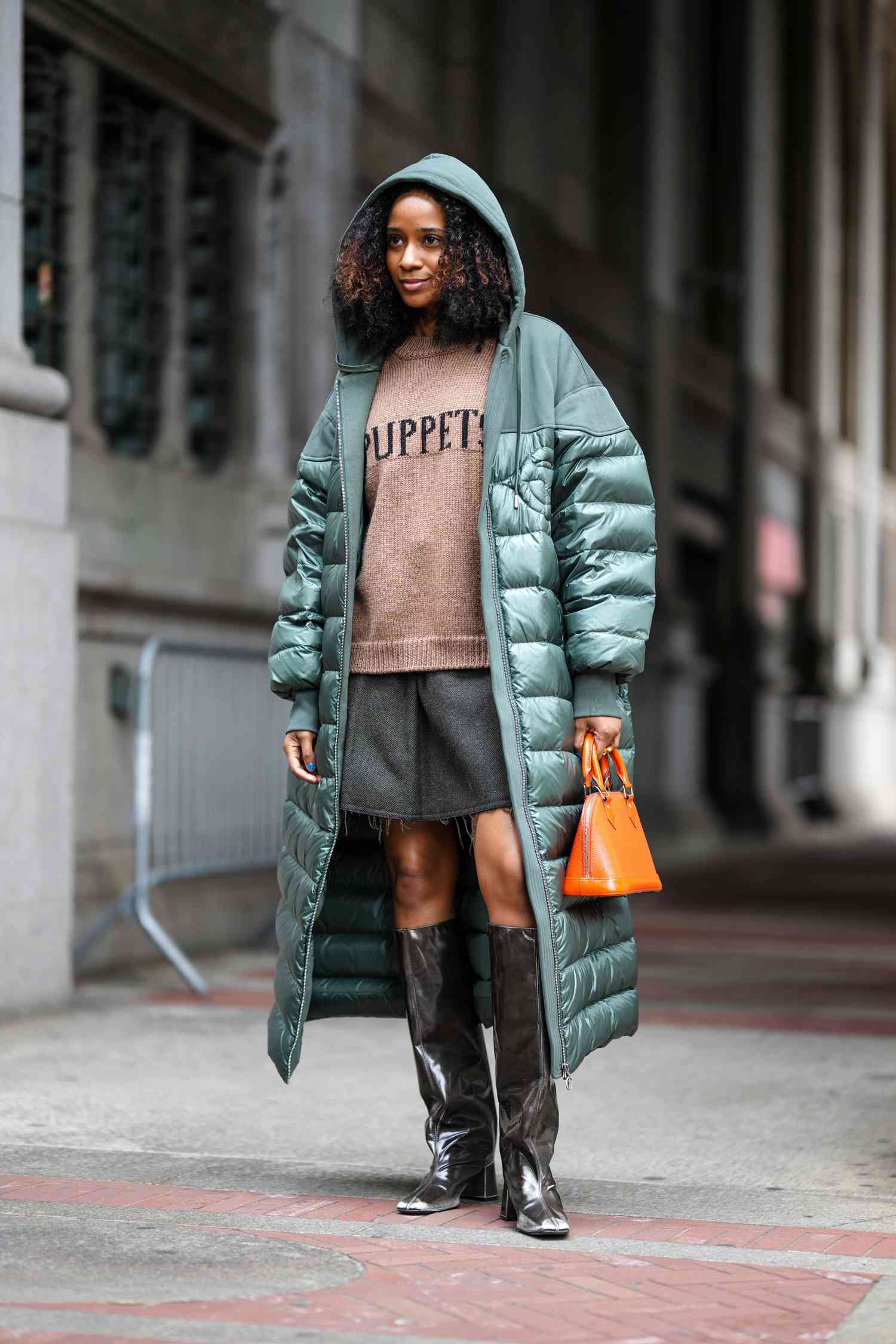 Стилісти показали, з яким взуттям носити довгий пуховик взимку - today.ua