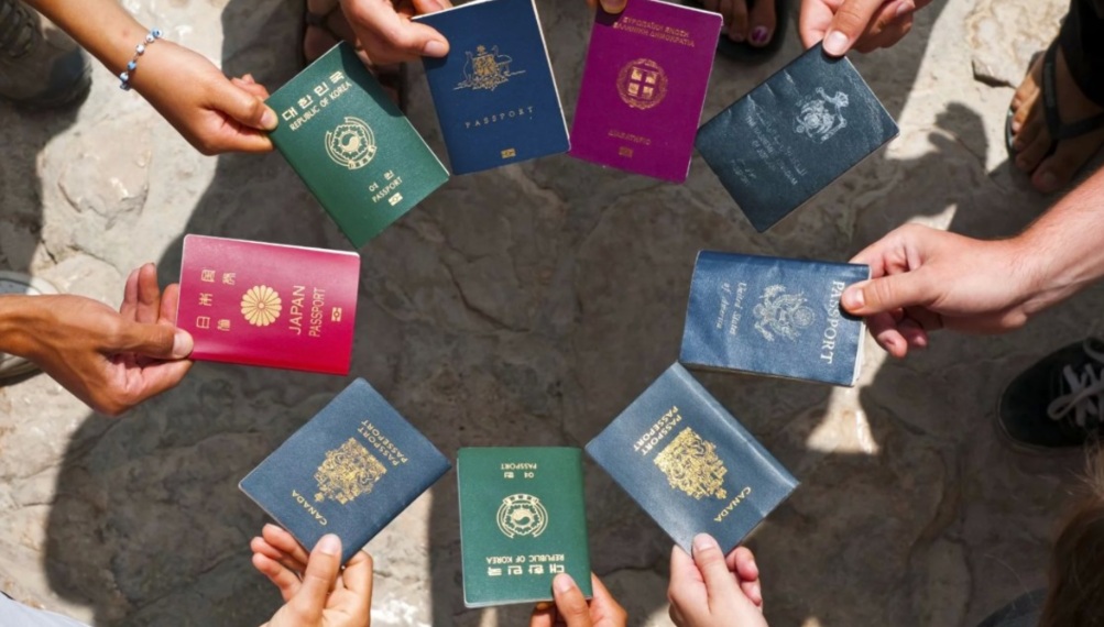 Монополію на громадянство скасують: українцям дозволять мати кілька паспортів