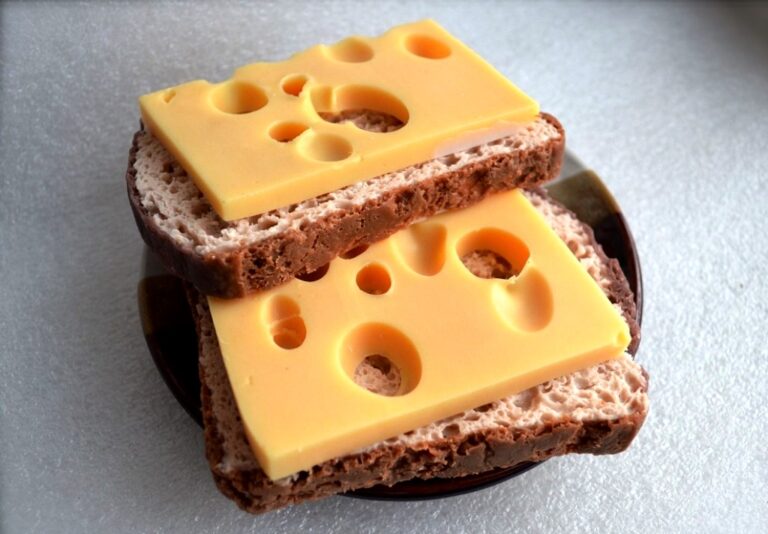 В Україні почали стрімко дорожчати хліб та сир: як зміняться ціни до кінця року - today.ua