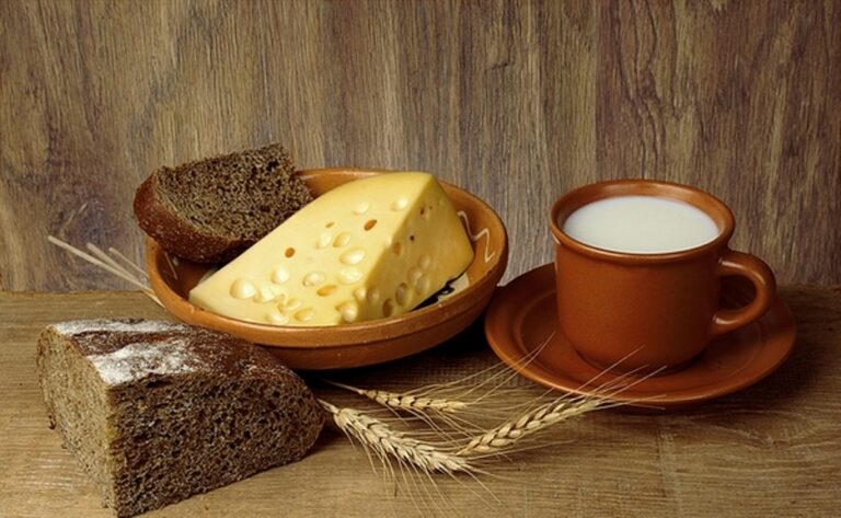 Дієтологи назвали продукти, які вкрай шкідливо їсти з хлібом - today.ua