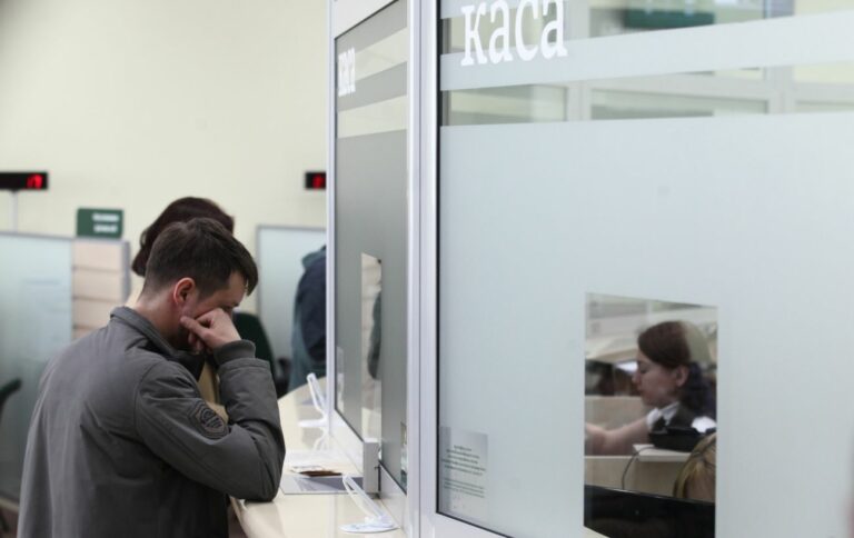 Клиенты ПриватБанка жалуются на отсутствие валюты в кассах: что ответили в финучреждении - today.ua
