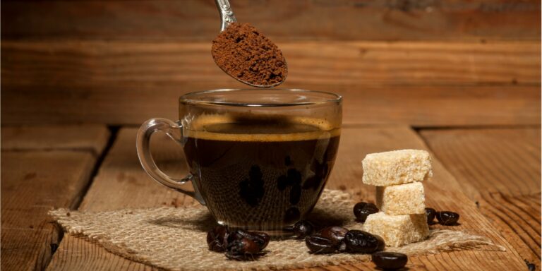 Почему нельзя заливать растворимый кофе кипятком: простой лайфхак по приготовлению напитка - today.ua