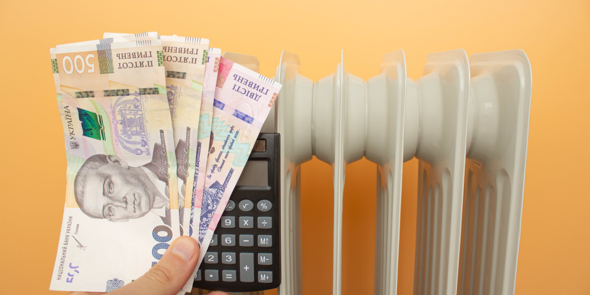 Українцям назвали завищені тарифи на газ та електроенергію: на скільки подорожчає комуналка в опалювальному сезоні