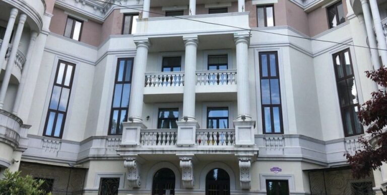 Стало известно, за сколько продали квартиру Зеленских в Крыму - today.ua