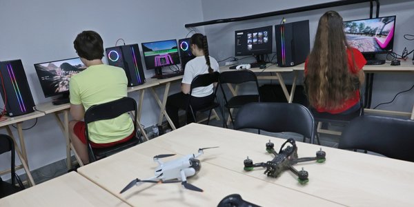 Украинских школьников будут учить управлять дронами: в Минобразования рассказали о новом предмете