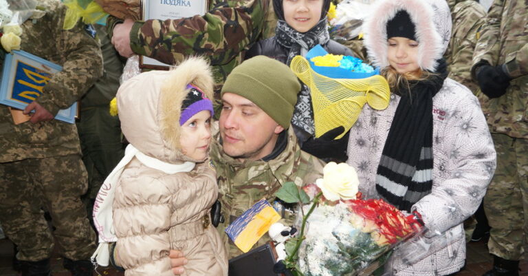 Стало известно, как начисляют выплаты семьям пропавших, пленных и погибших военнослужащих - today.ua