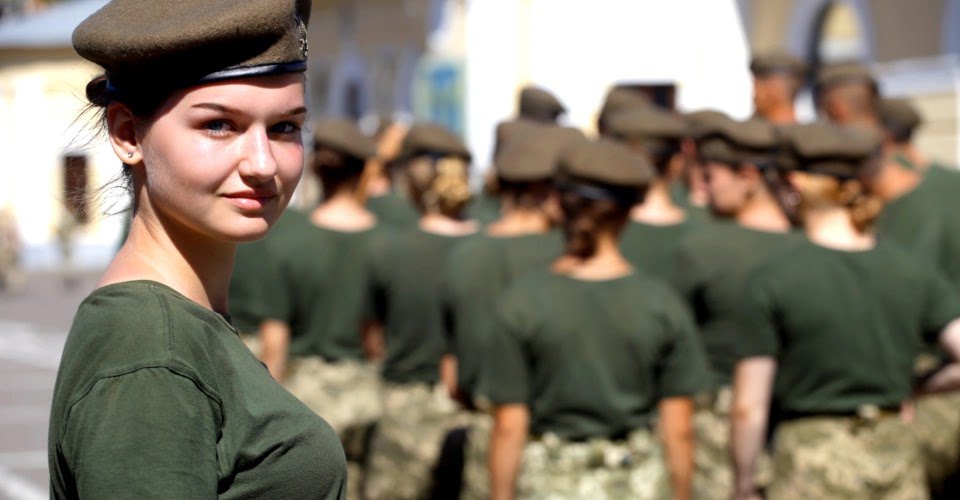 Українських жінок закликали негайно стати на військовий облік: на кого поширюється така вимога 