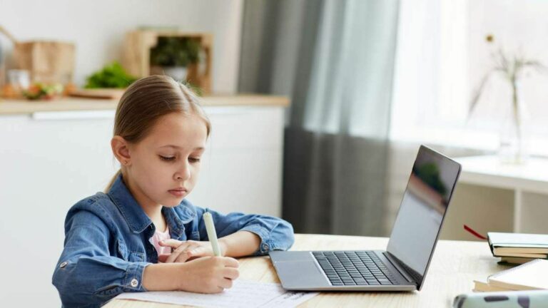 Українські діти за кордоном можуть продовжувати навчатися онлайн: список дистанційних шкіл - today.ua