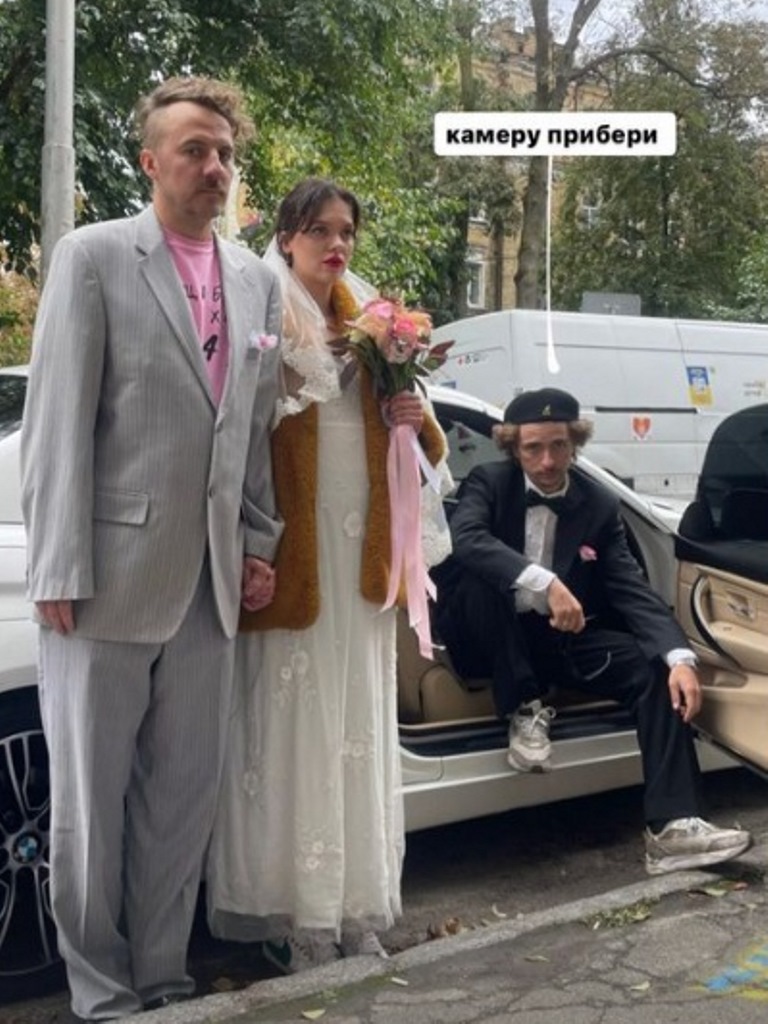 Євген Клопотенко показав весільні фото зі співачкою: “Щастя любить“