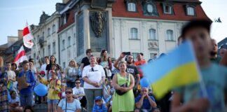 Украинцам в Польше хотят отменить выплаты: сколько поляков поддерживают это решение - today.ua