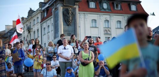 Українцям в Польщі хочуть скасувати виплати: скільки поляків підтримують це рішення - today.ua