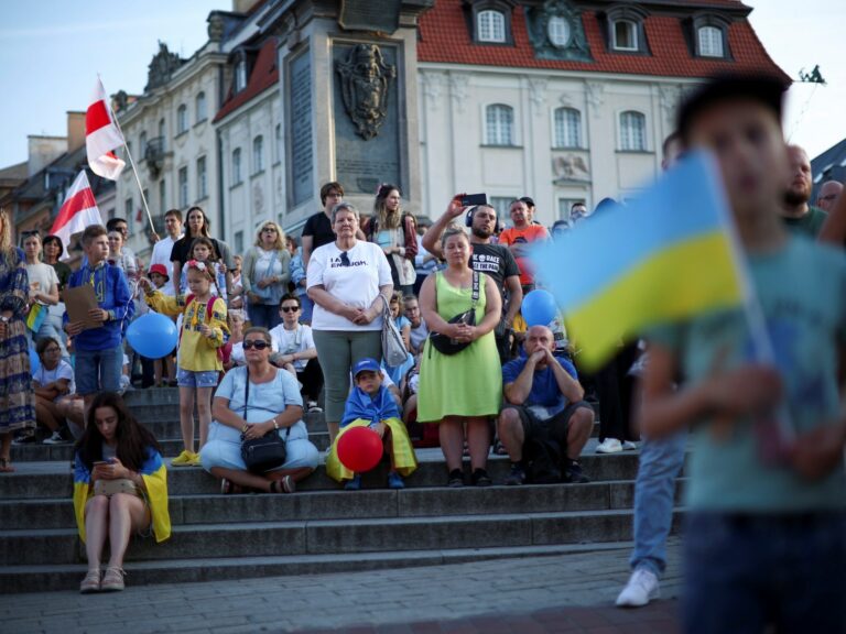 Українцям в Польщі хочуть скасувати виплати: скільки поляків підтримують це рішення - today.ua