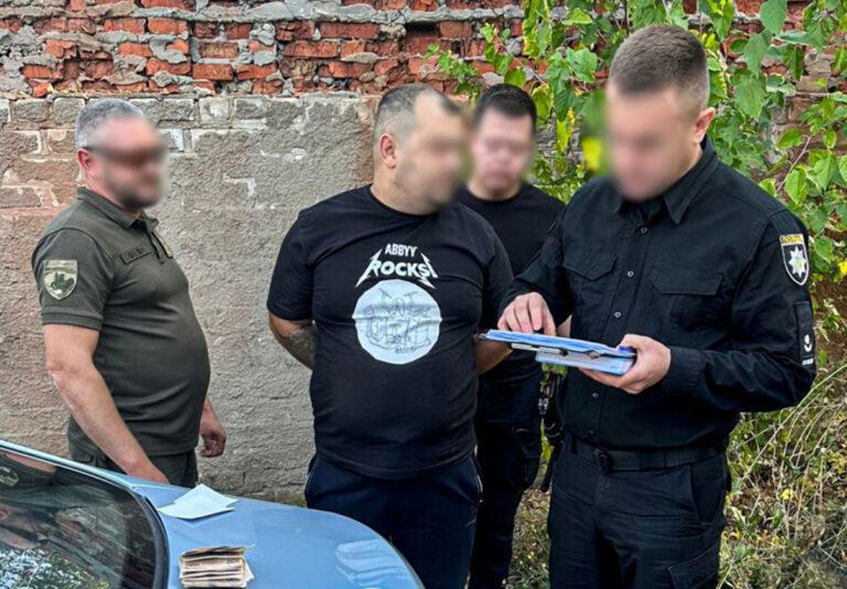 Полиция за продажу водительских удостоверений задержала инструктора автошколы - today.ua