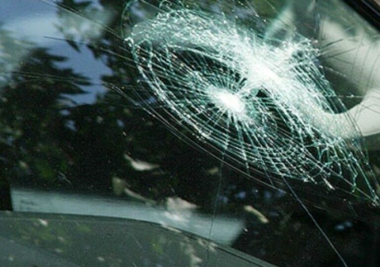 В Тернополе водитель BMW битой повредил “Жигули“ - today.ua