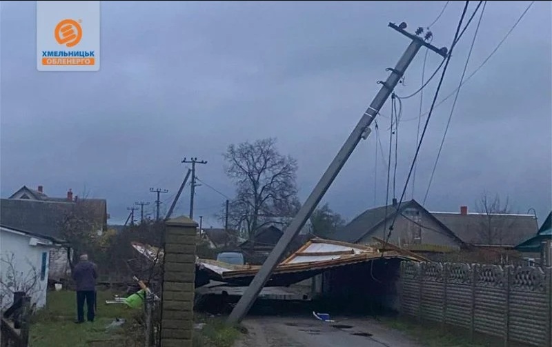 Відключення електроенергії, зірвані дахи, повалені дерева: з регіонів України надходять повідомлення про наслідки аномального вітру