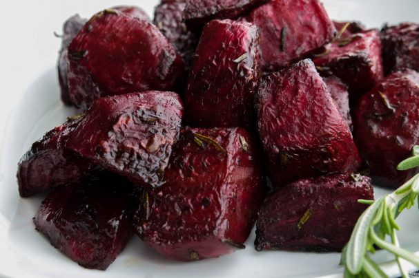 Вкуснее винегрета: рецепт салата из свеклы с полезной заправкой