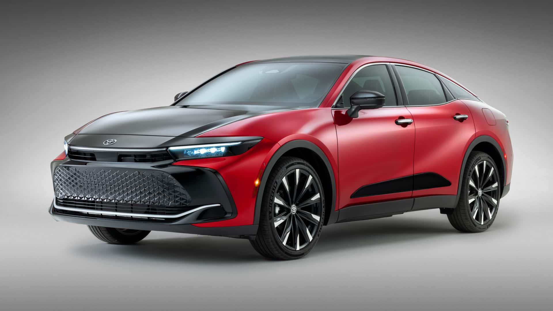 Toyota представила обновленный Crown с более качественным салоном