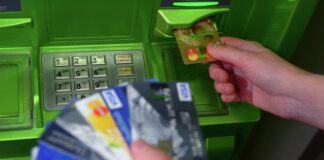 ПриватБанк списує гроші з зарплатних та пенсійних карт клієнтів: названо причини, з яких зникають кошти з рахунків - today.ua