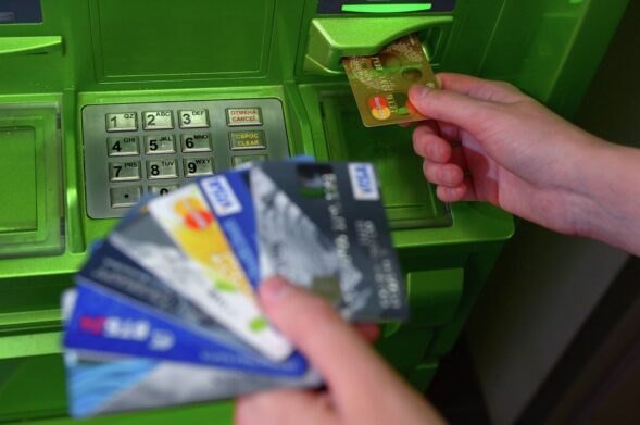 ПриватБанк списує гроші з зарплатних та пенсійних карт клієнтів: названо причини, з яких зникають кошти з рахунків - today.ua