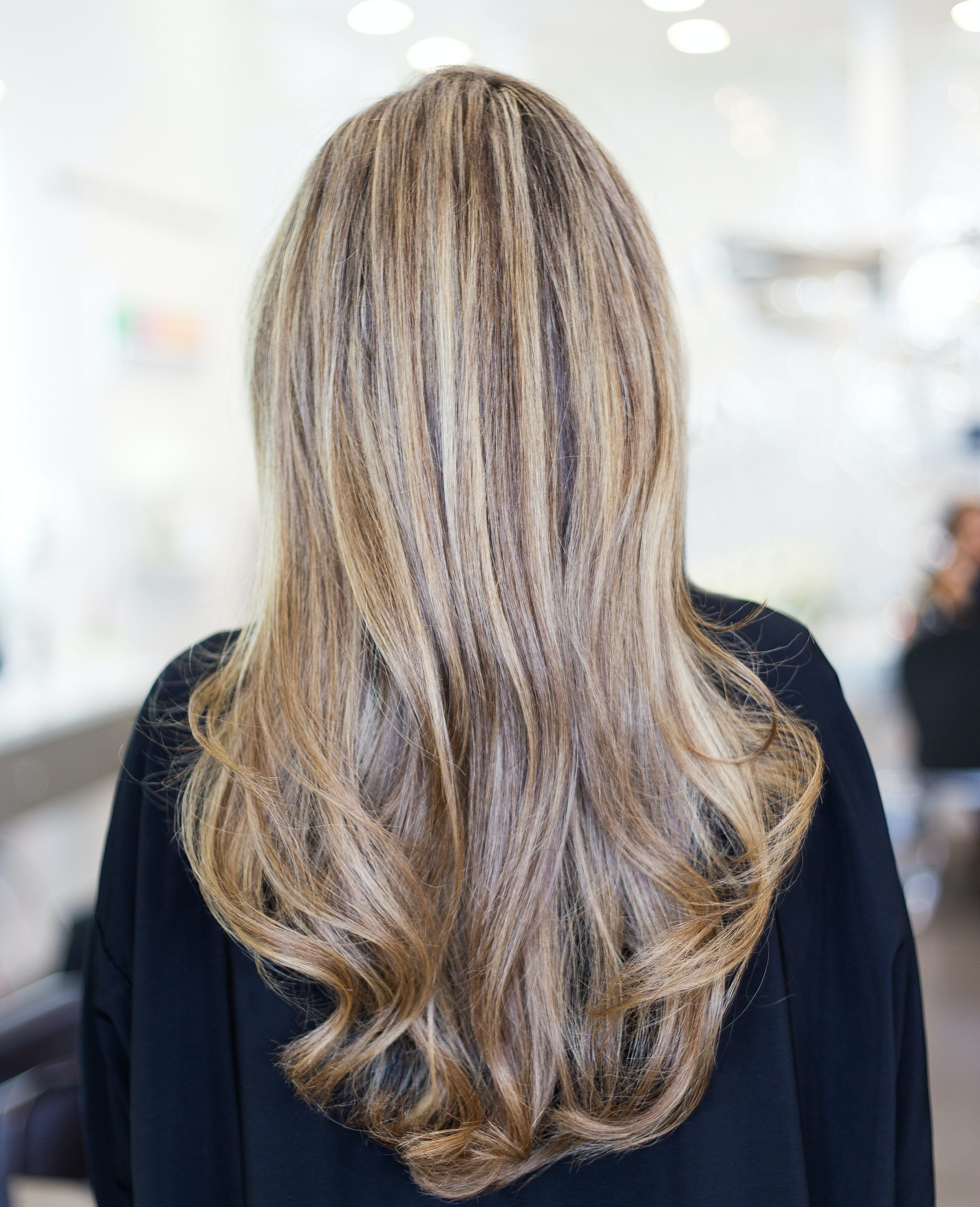 Стрижка-вуаль: как выглядит трендовая прическа на зиму для обладательниц длинных волос (фото)