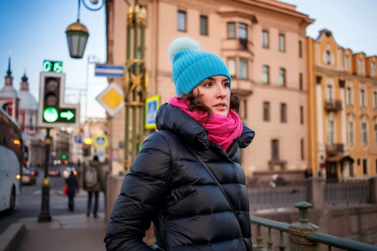 Названы пять самых стильных и универсальных моделей шапок на зиму 2024: фото - today.ua