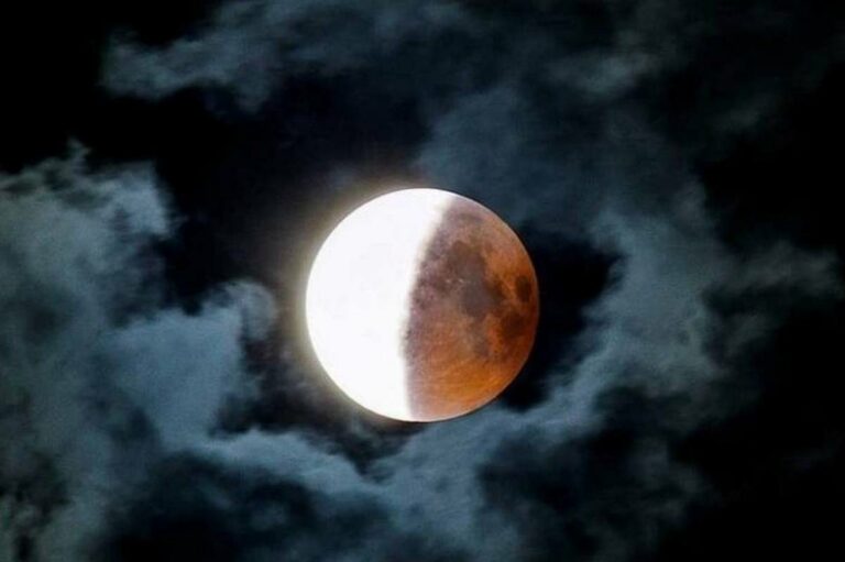 Сегодня ночью жители Восточного полушария смогут наблюдать лунное затмение: когда его будет видно в Украине - today.ua
