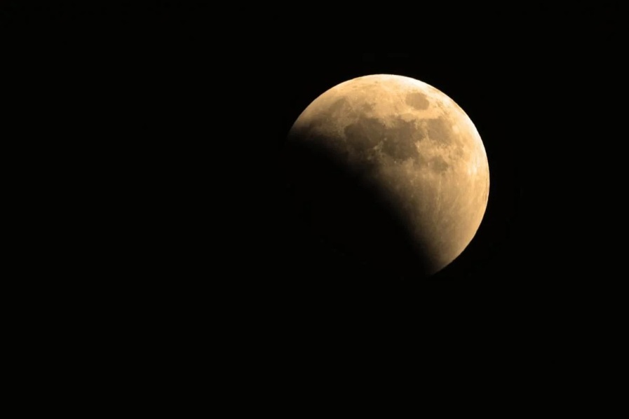 Сьогодні вночі жителі Східної півкулі зможуть спостерігати місячне затемнення: коли його буде видно в Україні