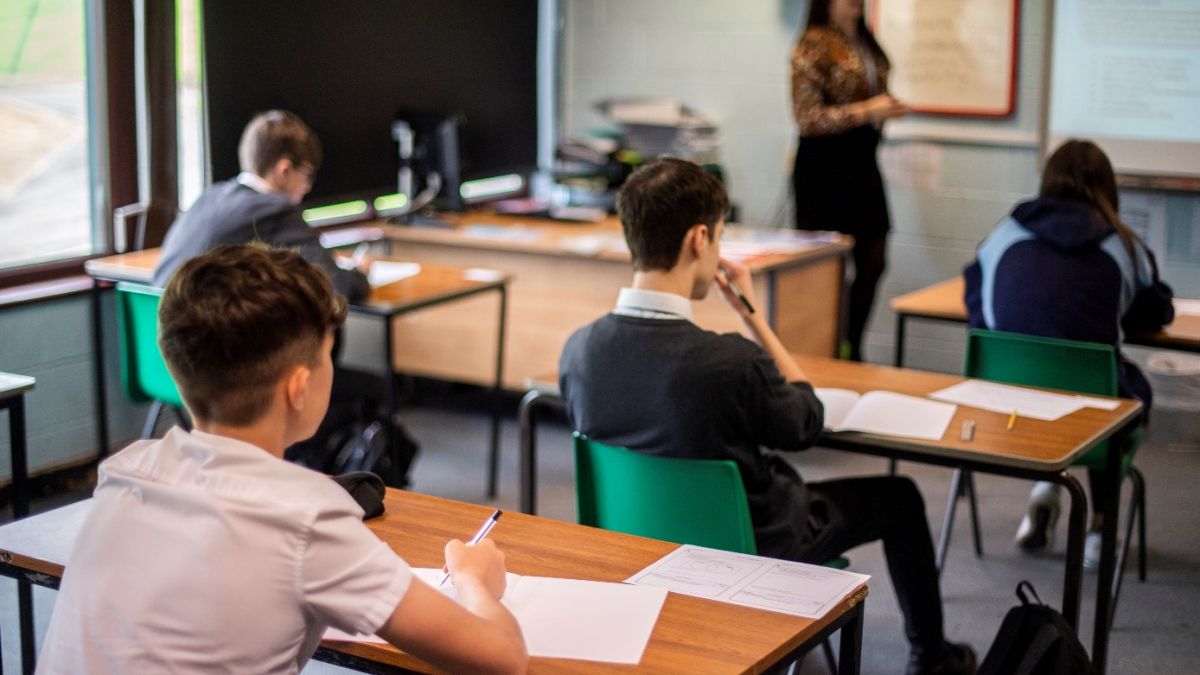 Украинским школьникам будут выплачивать ежемесячные стипендии: кто на них сможет претендовать