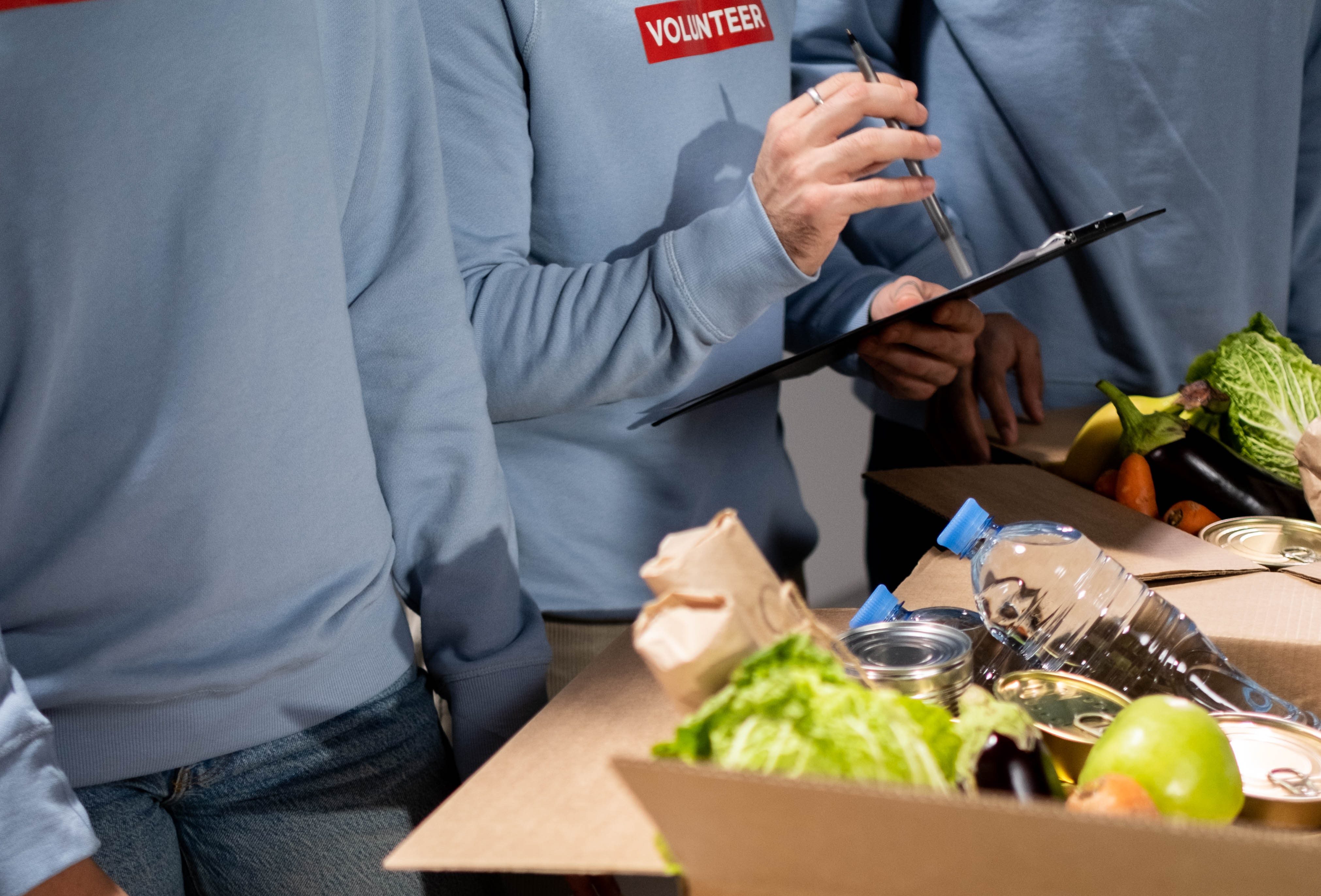 Українцям видадуть безкоштовні продуктові набори: кому допомагає фонд та як подати заявку